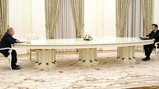 Macron'un ziyaretinde gündem olmuştu! 'Putin'in masası' iki ülkeyi birbirine düşürdü