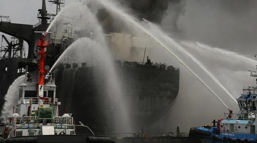 Son dakika: Milyonluk otomobilleri taşıyor! Devasa gemi okyanusta sürüklenmeye başladı