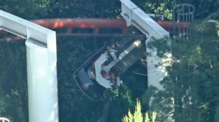 Roller Coaster raydan çıktı