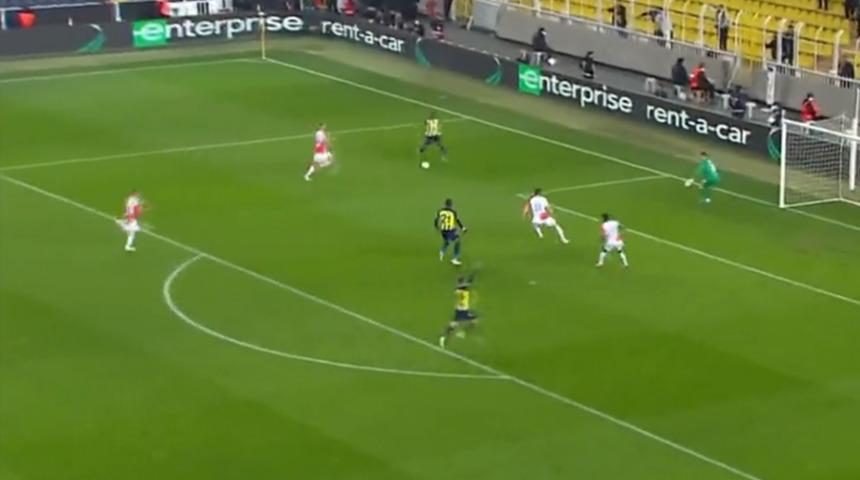 Fenerbahçe-Slavia Prag maçına damga vuran pozisyon! Taraftarı çıldırttı...