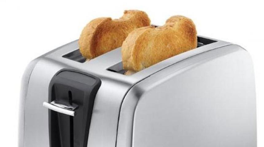 Ekmek kızartma makinesine penisini sıkıştırdı