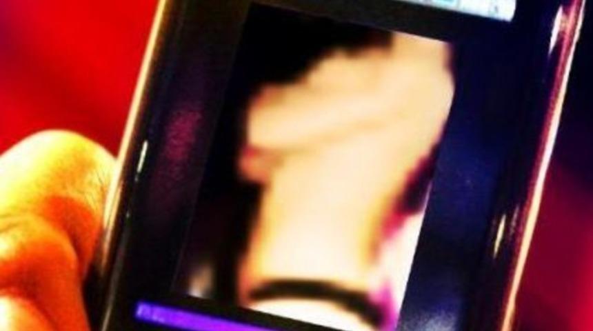 &Ccedil;ıplak pozlarına '&ccedil;ocuk pornosu' su&ccedil;laması