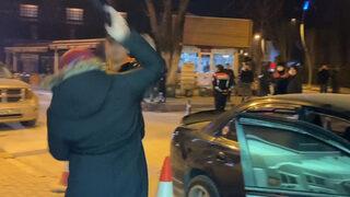 Ehliyetsiz genç polise yakalandı! Öfkelenen anne, çakarlı lambayı oğlunun başında parçaladı!