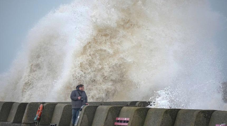 İngiltere'de Eunice Fırtınası sebebiyle milyonlarca insana dışarı &ccedil;ıkmama uyarısı yapıldı