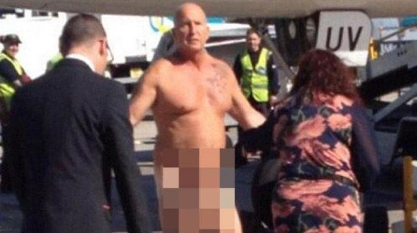 U&ccedil;ak pistinin ortasında &ccedil;ırıl&ccedil;ıplak soyundu