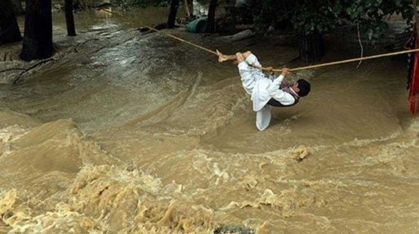 Hindistan ve Pakistan'da sel: En az 400 &ouml;l&uuml;