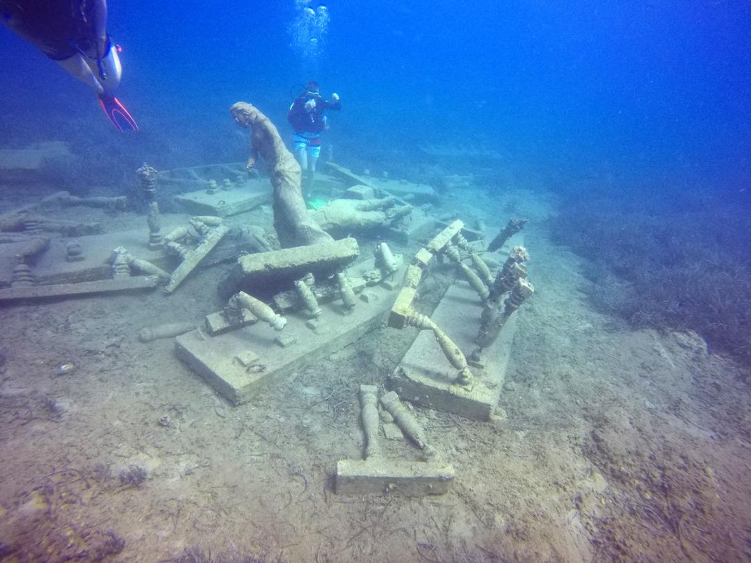 T&uuml;rkiye&rsquo;nin ilk su altı m&uuml;zesindeki heykeller g&ouml;renleri şaşırttı! Bakımsızlık ve &ccedil;apalar heykelleri etkiledi