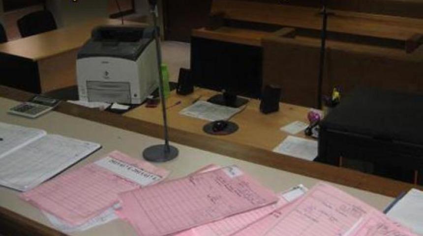 Sanık, hakime t&uuml;fek &ccedil;ekti!