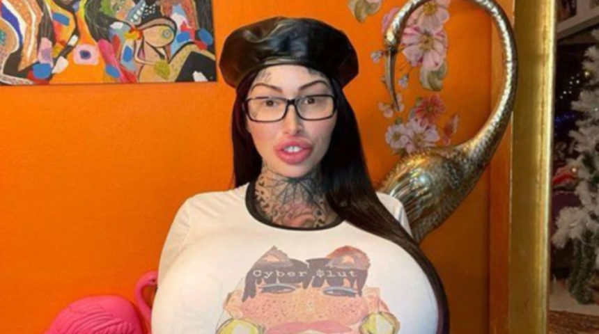 Dünyanın en büyük vajinasına sahip olmak için bıçak altına yatan Mary Magdalene estetik ameliyatlarından önceki halini paylaştı