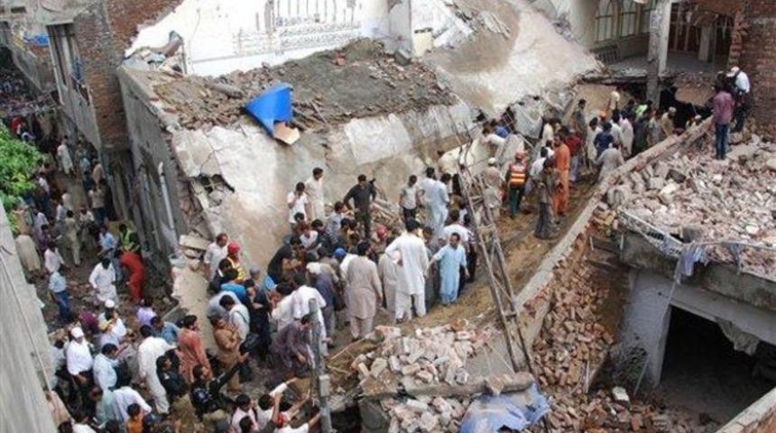 Pakistan'da cami &ccedil;&ouml;kt&uuml;: En az 24 &ouml;l&uuml;