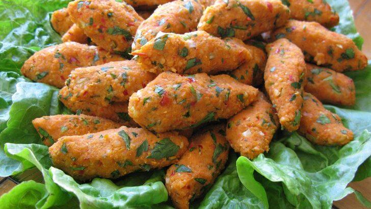 Bir yiyen bir de yemeyen pişman! Ağızları sulandıran ve dağılmayan lezzet mercimek köftesi nasıl yapılır? Mercimek köftesi malzemeleri nelerdir? İşte Mercimek köftesi yapmanın püf noktaları... G1