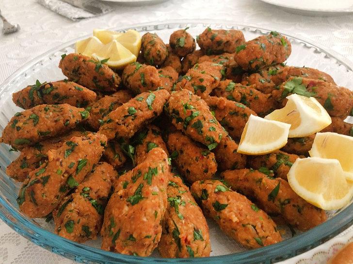Bir yiyen bir de yemeyen pişman! Ağızları sulandıran ve dağılmayan lezzet mercimek köftesi nasıl yapılır? Mercimek köftesi malzemeleri nelerdir? İşte Mercimek köftesi yapmanın püf noktaları... G3