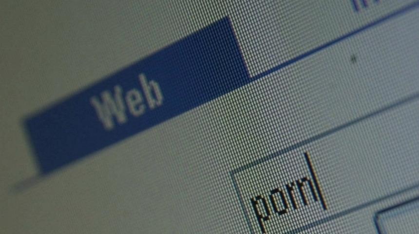 Porno izleme yaşı 12'nin altına d&uuml;şt&uuml;