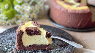 Hem Cheesecake hem kek sevenlere hitap eden ikisi bir arada cheesecake dolgulu kek tarifi