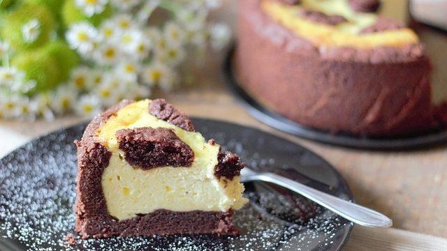 Hem Cheesecake hem kek sevenlere hitap eden ikisi bir arada cheesecake dolgulu kek tarifi