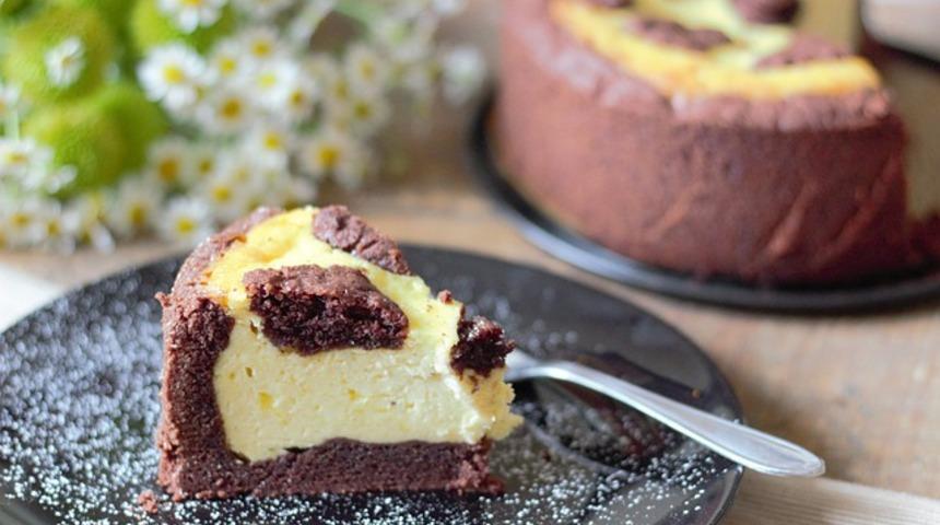 Hem Cheesecake hem kek sevenlere hitap eden ikisi bir arada cheesecake dolgulu kek tarifi