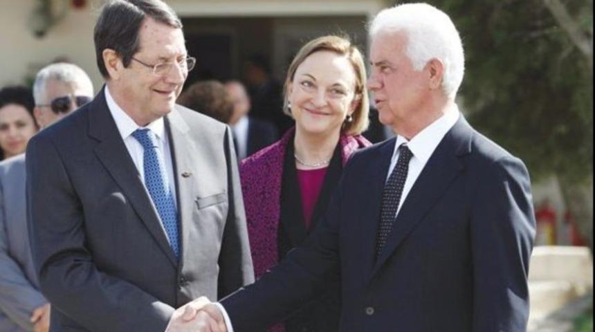 Kıbrıs m&uuml;zakereleri başladı