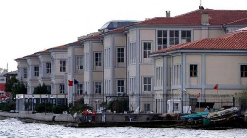 Mimar Sinan &Uuml;niversitesi'nde şort kavgası