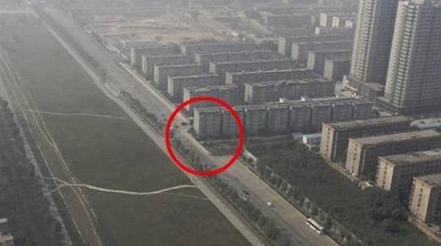 Anayolun ortasına apartman diktiler