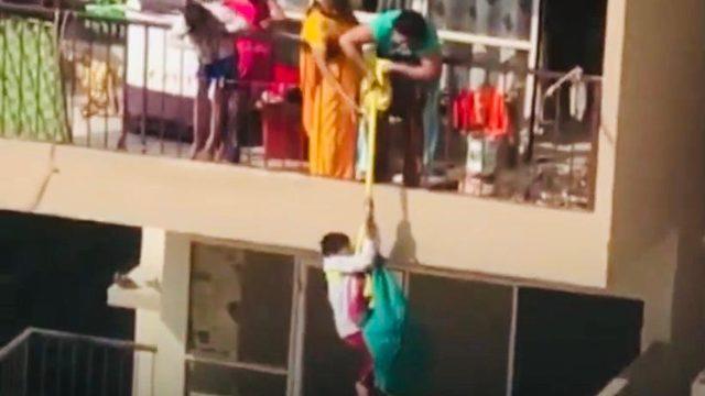 Yürekleri ağza getiren görüntü! Anne, düşen kıyafeti alması için oğlunu 9. kattan çarşafla sarkıttı