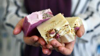 Yanan çocuğu için yaptı! Kendi markasını kurdu... Siparişlere yetişemiyor