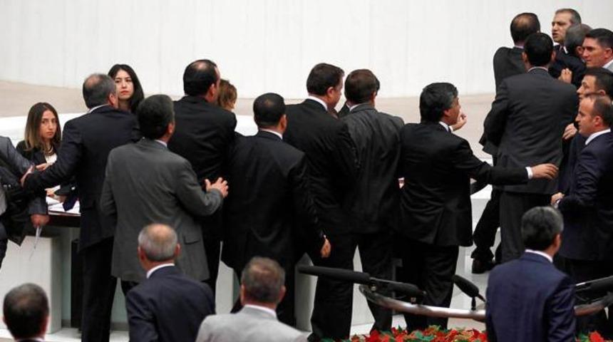 Vekiller birbirinin üzerine yürüdü