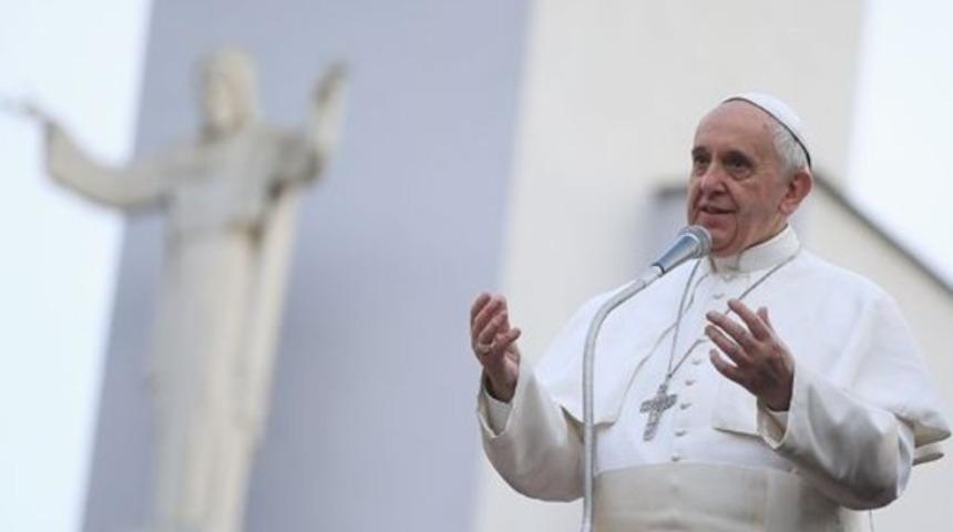 Papa çocuk tacizi için af diledi