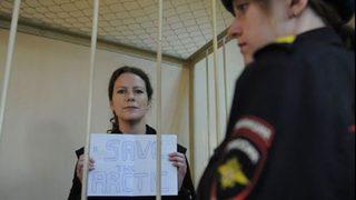 Greenpeace üyesi 'Playboy' için soyundu