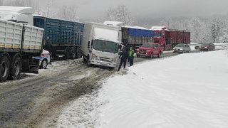 Kar hayatı felç etti! Kilometrelerce araç kuyruğu oluştu