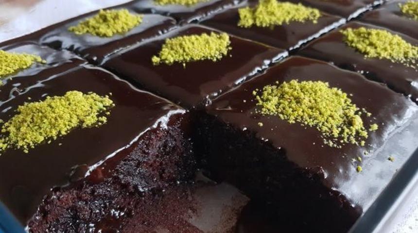 Çikolata ve kekin enfes birleşimi ıslak kek nasıl yapılır? Islak kek tarifi ve malzemeleri nelerdir?