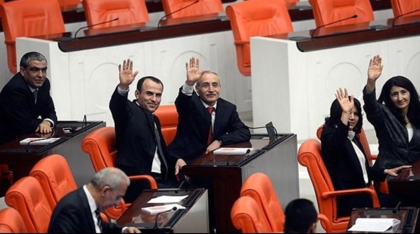 İki bu&ccedil;uk yıl aradan sonra vekiller yemin etti