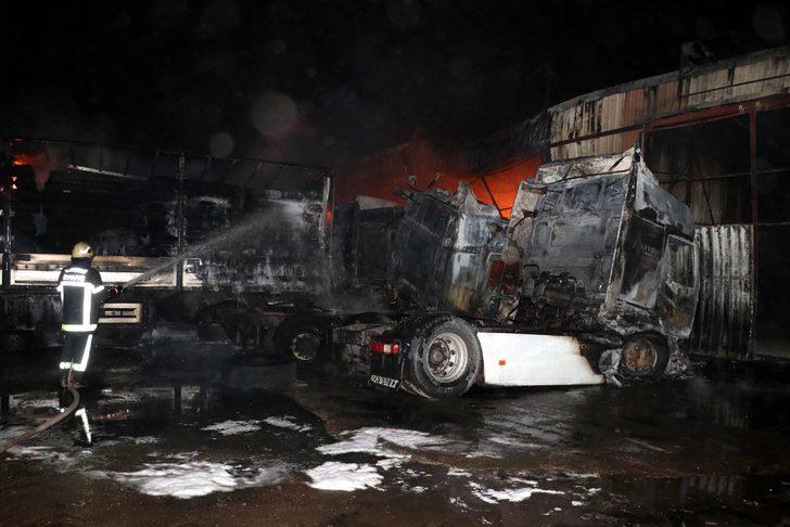 Nakliyeciler sitesinde çıkan yangında çok sayıda dükkan ve TIR alev aldı G1