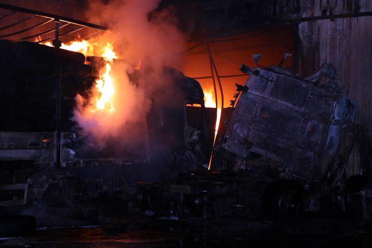 Nakliyeciler sitesinde çıkan yangında çok sayıda dükkan ve TIR alev aldı G3
