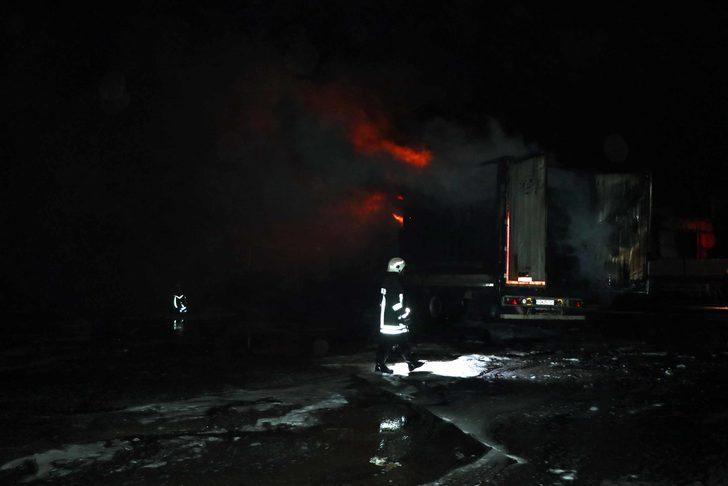 Nakliyeciler sitesinde çıkan yangında çok sayıda dükkan ve TIR alev aldı G4
