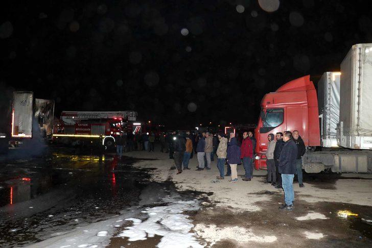 Nakliyeciler sitesinde çıkan yangında çok sayıda dükkan ve TIR alev aldı G5