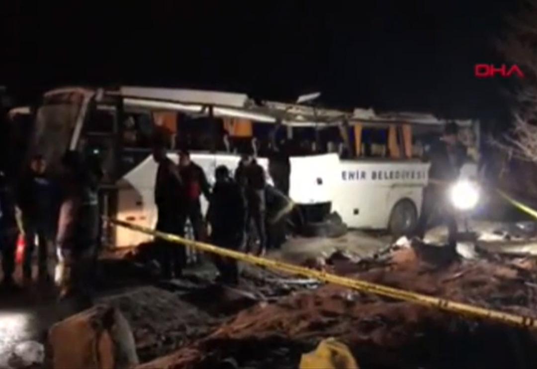 Son Dakika: &Ccedil;ankırı'da yolcu otob&uuml;s&uuml; şarampole yuvarlandı! &Ouml;l&uuml; ve yaralılar var
