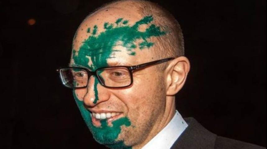 Ukrayna'da muhalif lidere boyalı saldırı