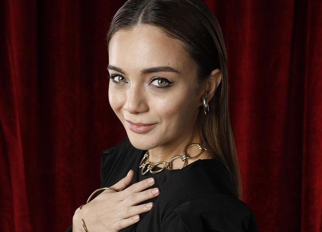 Damla S&ouml;nmez'in annesini g&ouml;ren inanamadı! "Annesi değil ablası sandım"