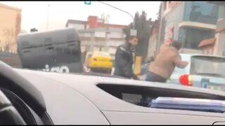 Pendik'te motokurye kendisini sıkıştıran sürücüye saldırdı! O anlar böyle görüntülendi