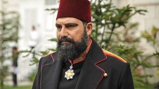 Ünlü oyuncu Bülent İnal'ın eşi güzelliğiyle büyüledi! Gören Burcu Biricik sandı