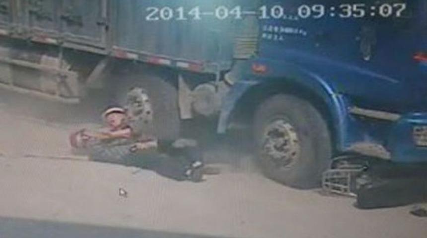 Oğlunu kurtarmak için kendini feda etti