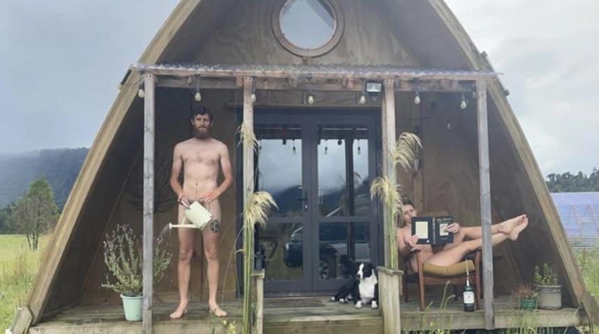 Evlerini satmak için tamamen çıplak poz verdiler! Sosyal medyanın gündemine yerleştiler