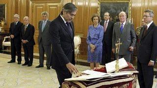 Kırmızı ışıkta geçerken yakalanan anayasa mahkemesi yargıcı istifa etti