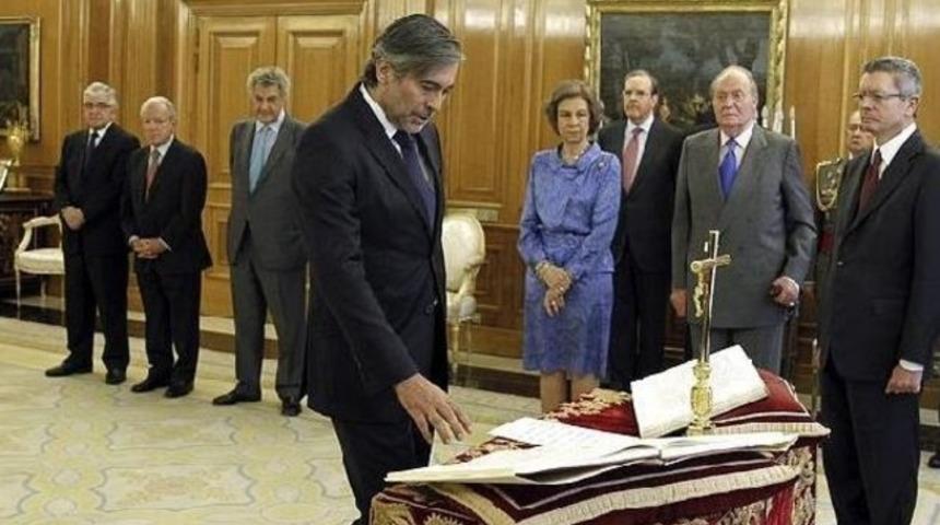 Kırmızı ışıkta geçerken yakalanan anayasa mahkemesi yargıcı istifa etti