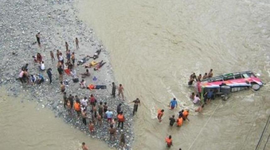 Nepal'de yolcu otob&uuml;s&uuml; nehre d&uuml;şt&uuml;: 11 &ouml;l&uuml;