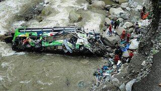 Peru'da otobüs nehre uçtu: 50 ölü