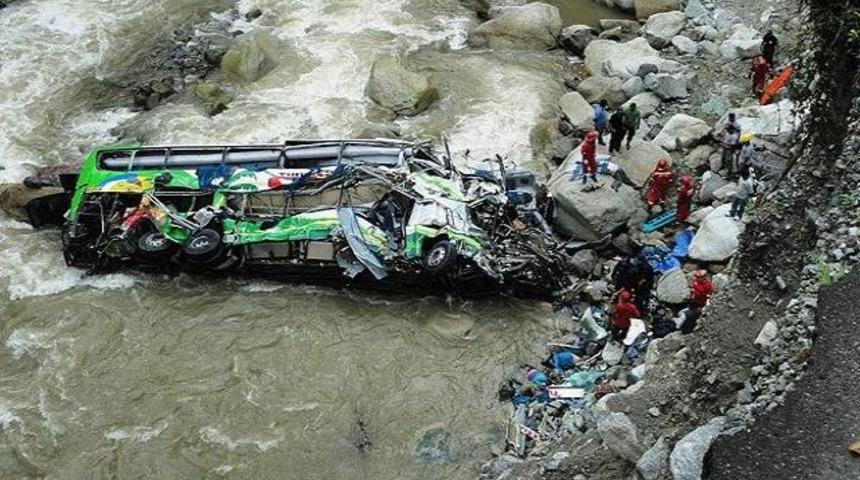 Peru'da otobüs nehre uçtu: 50 ölü