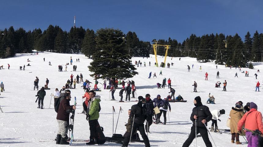 Uludağ'a "hafta sonu" akını! Kayak pistlerinde yoğunluk yaşandı