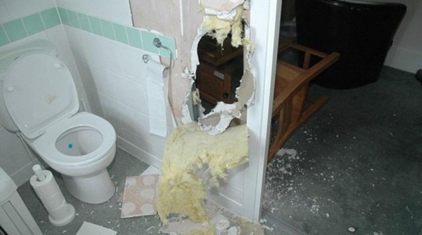 Duvarı delip genç kadına tecavüze kalkıştı