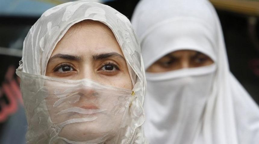 T&uuml;rkiye'de 'Kadının başı a&ccedil;ık olmalı' diyenlerin oranı y&uuml;zde 32